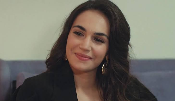 <em><strong>FERNANDA C. - SANTIAGO</strong></em>